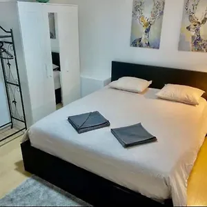 Minimal - Flat Ad Centre Apartment